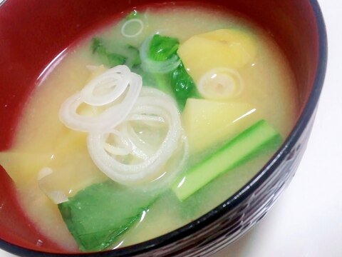 朝食に　小松菜とジャガイモの味噌汁